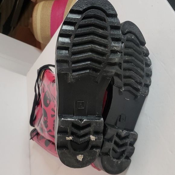 Betsey Johnson Pink & Black Skull Rubber Rain Boots Size 6 - Picture 5 of 12